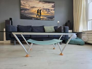 Salontafel met aluminium frame , glasplaat en lectuurbak beschikbaar voor biedingen