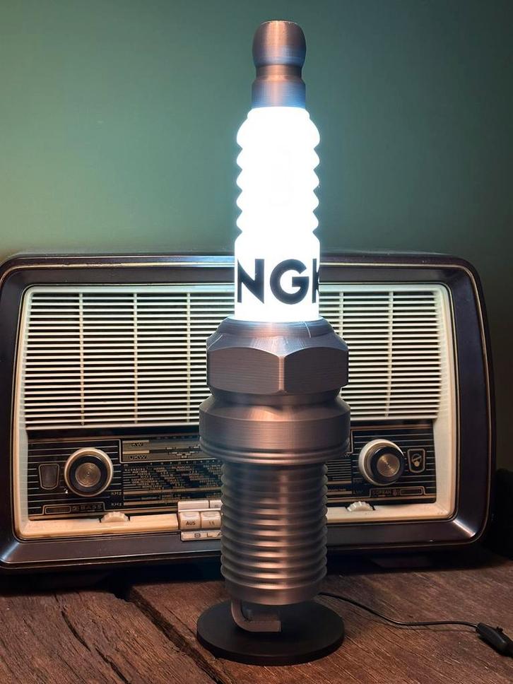 Bougie lamp NGK 54cm hoog, Verzamelen, Merken en Reclamevoorwerpen, Nieuw, Lichtbak of (neon) lamp, Ophalen of Verzenden