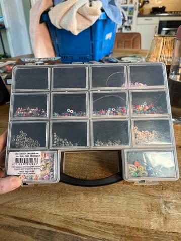 Grote partij kraaltjes in opbergdoos beschikbaar voor biedingen