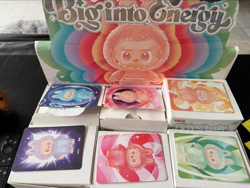 Labubu BIG INTO ENERGY compleet set 🧸❤️💚🩷🩵🧡💜, Verzamelen, Poppetjes en Figuurtjes, Nieuw, Ophalen of Verzenden