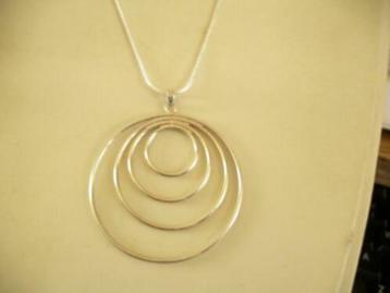 Een mooie Zilveren ketting met Grote Zilveren Hanger beschikbaar voor biedingen