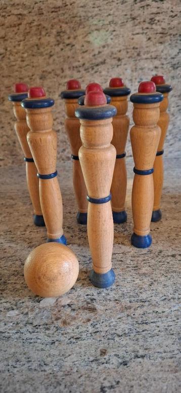Vintage Franse houten kegels beschikbaar voor biedingen