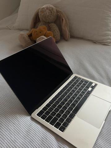 MacBook Air 13 inch M2 chip beschikbaar voor biedingen