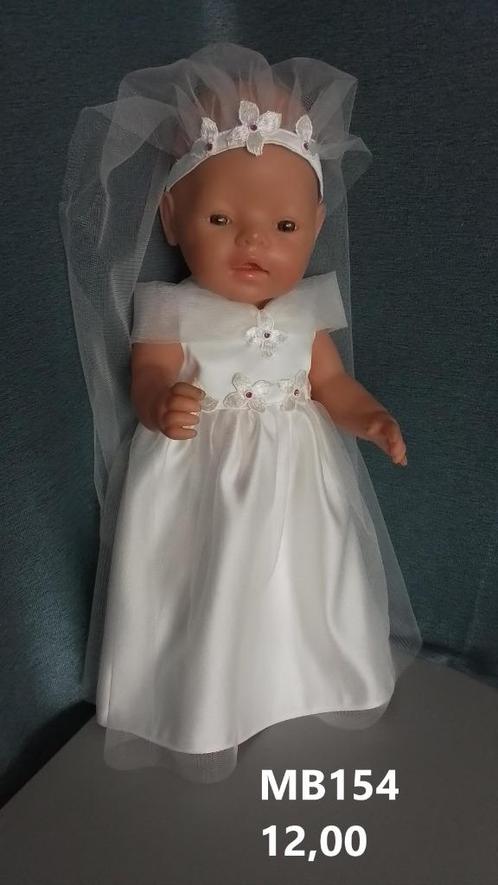 Poppenkleertjes baby pop bruidsjurk. Opbrengst KiKa., Kinderen en Baby's, Speelgoed | Poppen, Nieuw, Babypop, Ophalen