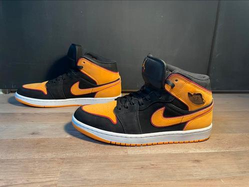 Jordan 1 Mid SE Vivid Orange, Kleding | Heren, Schoenen, Zo goed als nieuw, Sneakers of Gympen, Overige kleuren, Verzenden