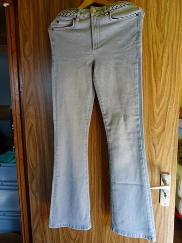 Jeans met wijde pijpen beschikbaar voor biedingen