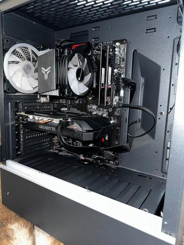 Custom Gaming Pc beschikbaar voor biedingen