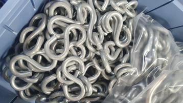 S haken diverse 7 en 6 mm dikte beschikbaar voor biedingen