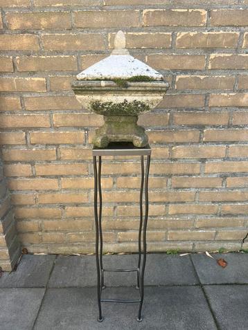 Mooi verweerd Japans geïnspireerd tuinornament op pedestal beschikbaar voor biedingen