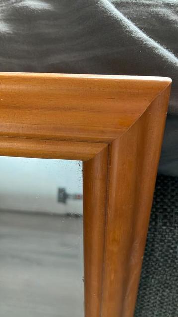 Spiegel met houten lijst beschikbaar voor biedingen