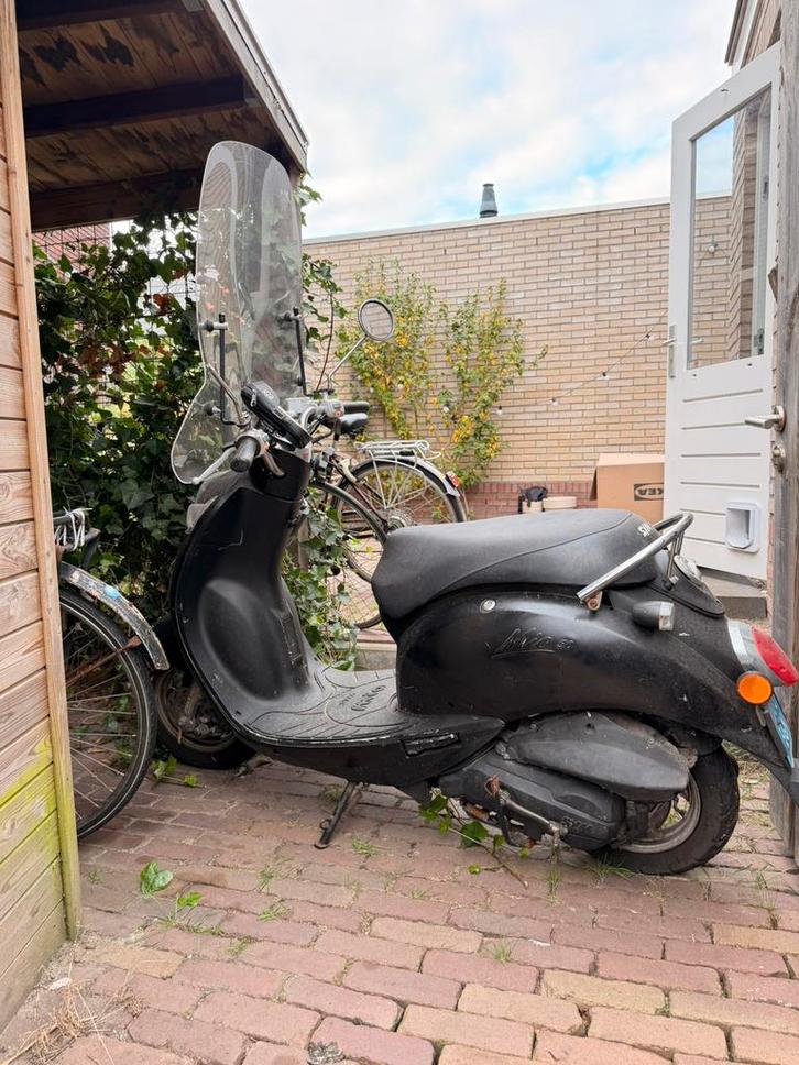 Turbho scooter (iets mis met de olie), Fietsen en Brommers, Snorfietsen en Snorscooters, Gebruikt, Overige merken, Benzine, Ophalen