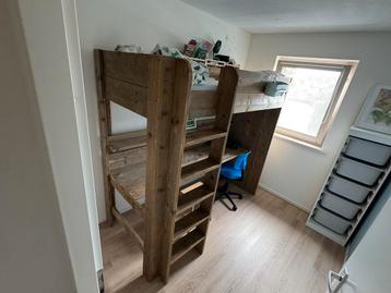 Robuste hoogslaper van steigerhout beschikbaar voor biedingen
