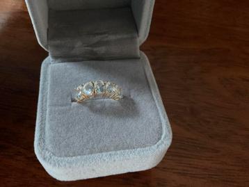 Gouden ring met lichte aquamarijn edelstenen  beschikbaar voor biedingen