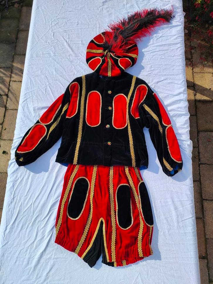 Pietenpak maar S Zwart/Rood compleet met accessoires, Diversen, Sinterklaas, Gebruikt, Ophalen