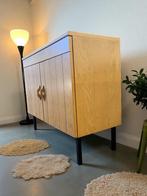 vintage kast / commode met stalen pootjes, Ophalen