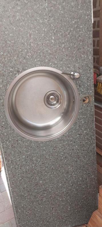 Spoelbak met zeeppompje beschikbaar voor biedingen