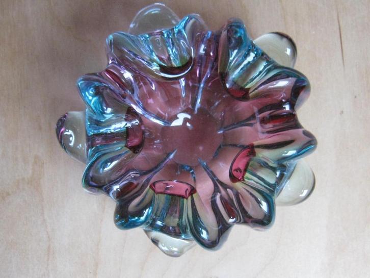 Murano asbak groen rose geschulpt bloemachtig, Antiek en Kunst, Antiek | Glas en Kristal, Verzenden