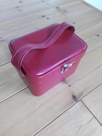 Rode retro beautycase beschikbaar voor biedingen