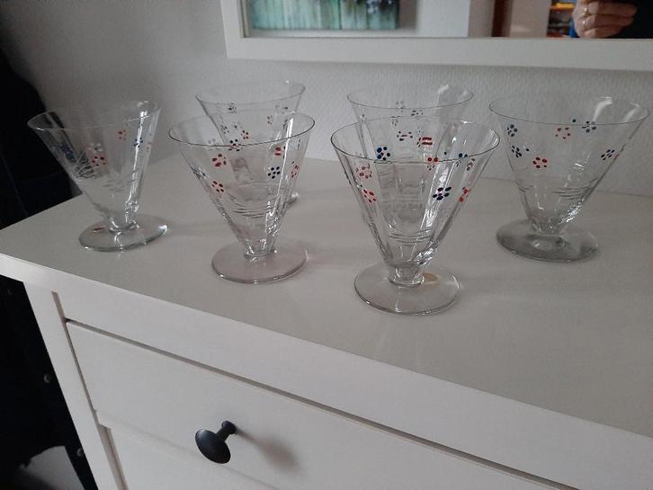 Antieke wijnglazen, CVC Belgium, gedecoreerd met emailleverf, Antiek en Kunst, Antiek | Glas en Kristal, Verzenden