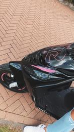 Zip scooter piaggo zwarte glans roze details., Fietsen en Brommers, Ophalen, Maximaal 45 km/u, Zip, Zo goed als nieuw
