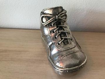 Zilveren overkapping baby schoentje beschikbaar voor biedingen
