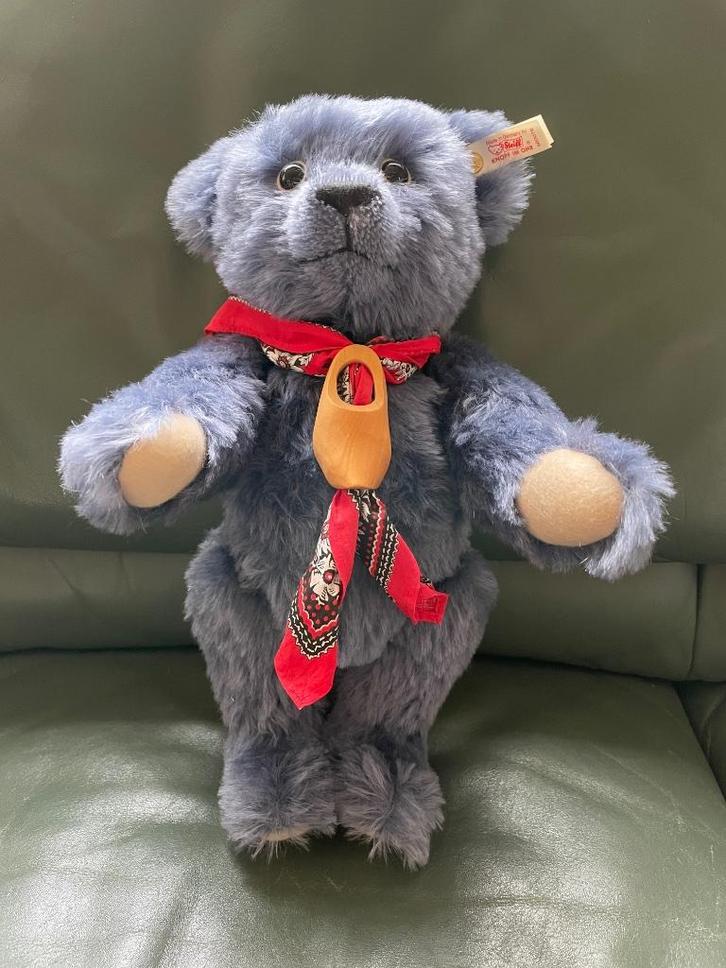 Steiff Holland blauwe beer 1999 met zakdoek met klompje, Verzamelen, Beren en Cherished Teddies, Zo goed als nieuw, Stoffen beer
