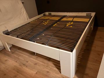 Wit bedframe 180x200 prijs exc lattenbodems