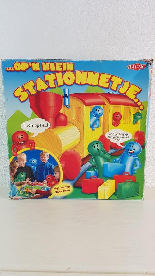 Op een klein stationnetje, Tactic 2002. Bordspel. 6A8, Hobby en Vrije tijd, Gezelschapsspellen | Bordspellen, Gebruikt, Ophalen of Verzenden