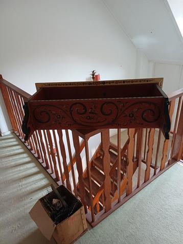 Decoratieve Vintage Hindeloopen hangkast beschikbaar voor biedingen