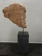 Abstract hoofd met sokkel, Ophalen