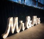 Te huur: Mr & Mrs licht letters, Hobby en Vrije tijd, Feestartikelen | Verhuur, Ophalen, Nieuw, Geboorte of Huwelijk