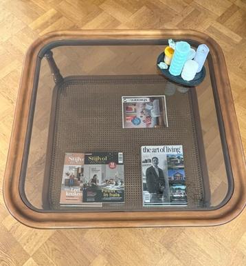Salontafel met geslepen kristalglas en rotan afleg beschikbaar voor biedingen