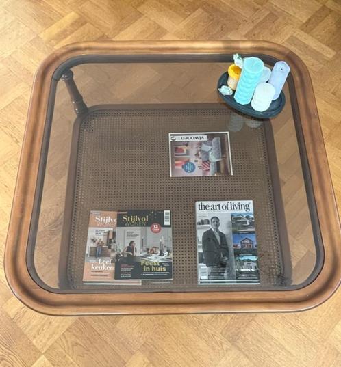 Salontafel met geslepen kristalglas en rotan afleg, Huis en Inrichting, Tafels | Salontafels, Zo goed als nieuw, Minder dan 50 cm