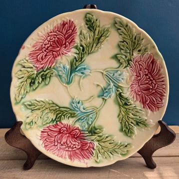 Antiek, Frans, barbotine aardewerk bord met Dahlia's beschikbaar voor biedingen