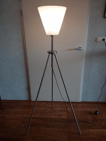 Vloerlamp met RVS poten en glazen Kap beschikbaar voor biedingen