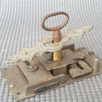 Antiek ca. 1910's kastslot met sleutel in wekende staat beschikbaar voor biedingen