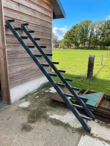 Trap 2250 hoog en 2150 diep 950 breed beschikbaar voor biedingen