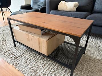Houten salontafel met metalen frame beschikbaar voor biedingen