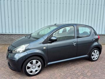 Toyota Aygo 1.0 12V Vvt-i 5DRS 2006 Grijs beschikbaar voor biedingen