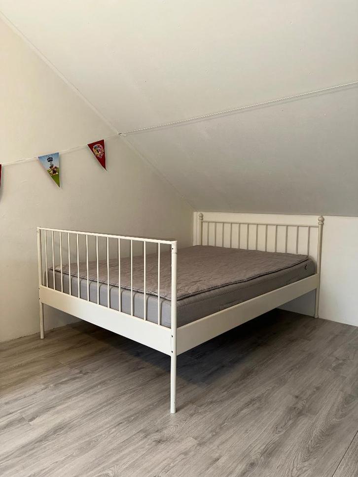 IKEA bedden , Huis en Inrichting, Slaapkamer | Bedden, Zo goed als nieuw, Tweepersoons, 180 cm, 210 cm, Metaal, Wit, Ophalen