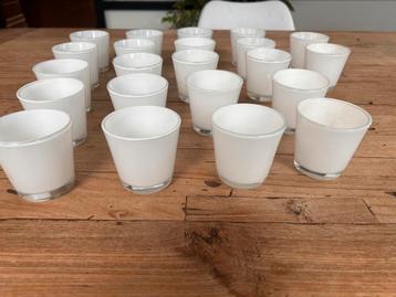 22 waxinelichthouders, kleur wit, glas beschikbaar voor biedingen