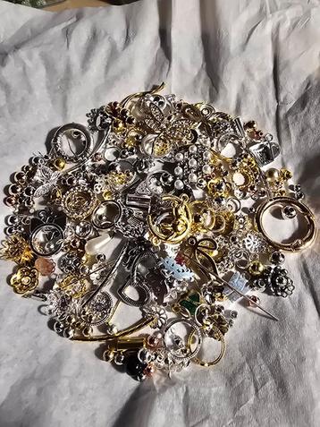 Grote verzameling bedels en kralen beschikbaar voor biedingen