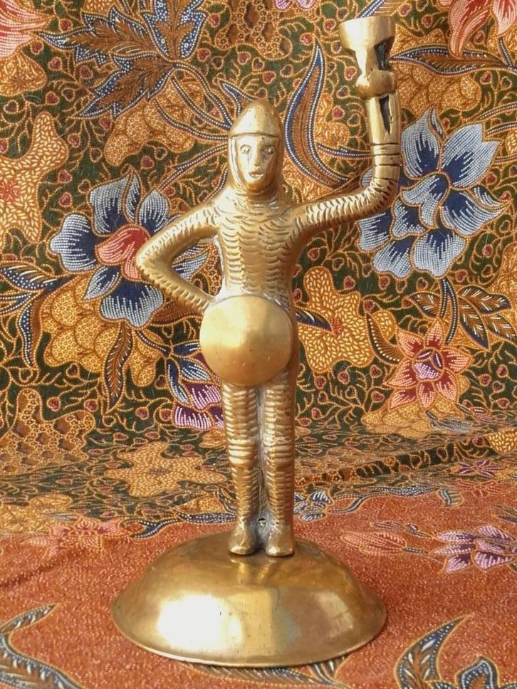 Antieke bronzen kandelaar uit Engeland als een ridder 18 cm., Antiek en Kunst, Antiek | Kandelaars, Koper of Brons, Ophalen of Verzenden