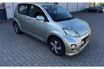 Daihatsu Sirion 2 1.3-16V Prestige 5drs AUTOMAAT HOGE INSTAP, Auto's, Daihatsu, Stof, Gebruikt, 4 cilinders, Parkeersensor