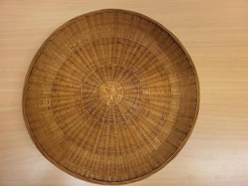 Mand rond en laag(2).  beschikbaar voor biedingen