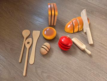 Houten keuken spulletjes, hamburger, (stok)brood, tomaat, ei beschikbaar voor biedingen