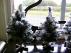3 besneeuwde kerstbomen achtergrond kerstdorp vintage, Verzenden, Gebruikt