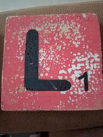 Scrabble letters 10 x 10 cm, Ophalen of Verzenden, Zo goed als nieuw