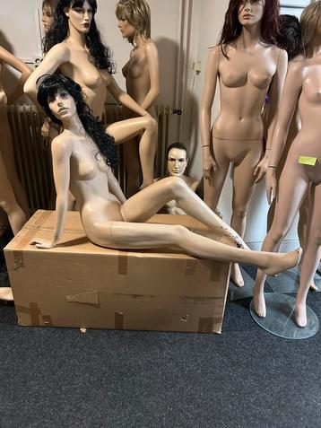Zittende etalage pop paspop etalagefiguur mannequin beschikbaar voor biedingen