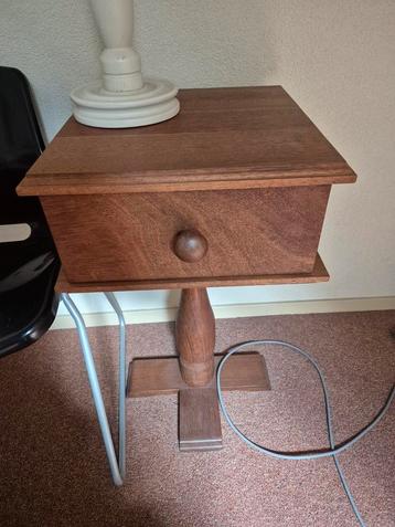 Mooi massief houten kastje  beschikbaar voor biedingen
